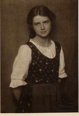 Portrait von Ilse Mintz: Portrait 1916, Ilse Schüller als Mädchen (12 Jahre). Zweite  (1916)
